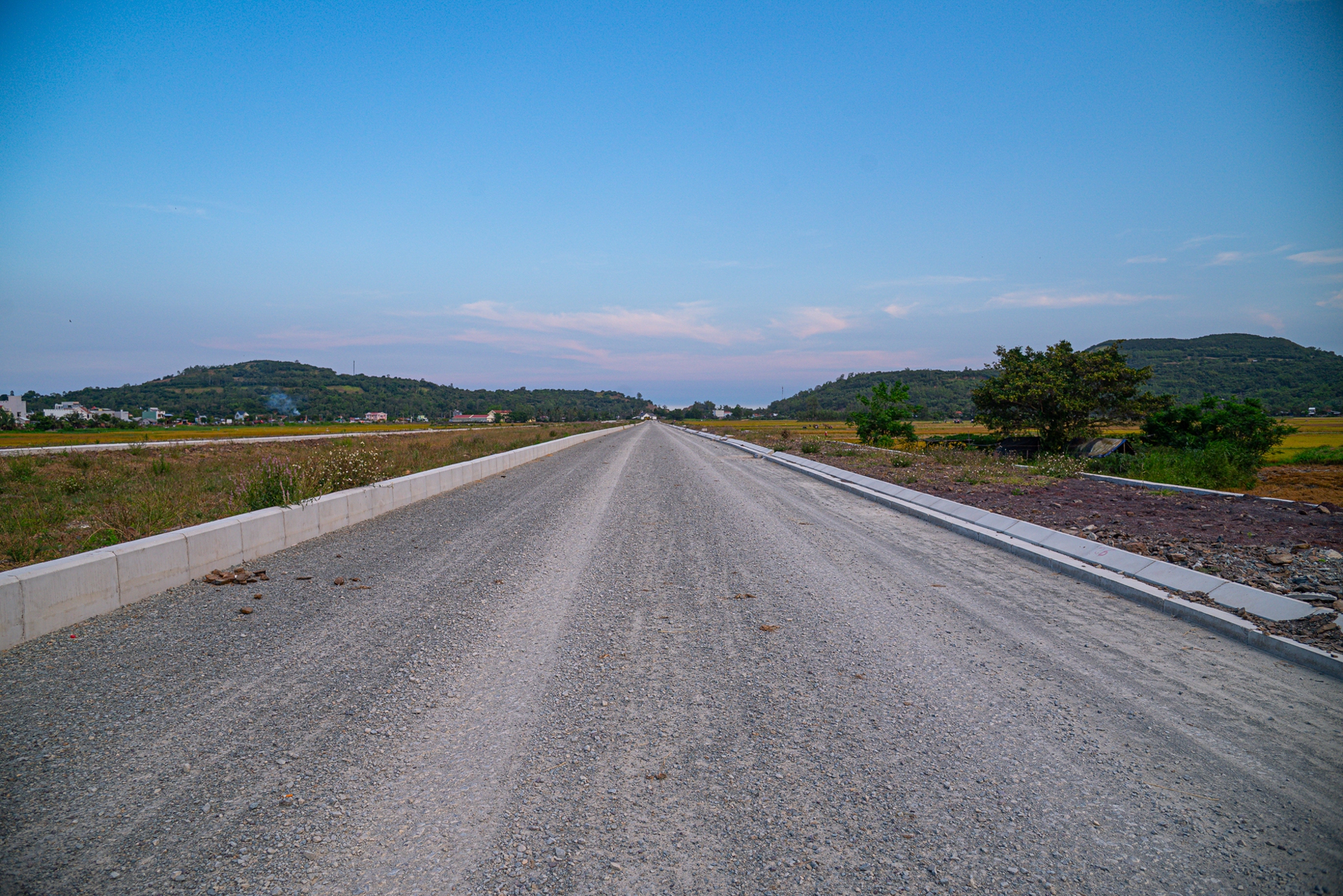 Toàn cảnh tuyến đường đang xây dựng qua “thiên đường hải sản”, đang được mời gọi đầu tư 2 dự án 5.700 tỷ đồng- Ảnh 3.
