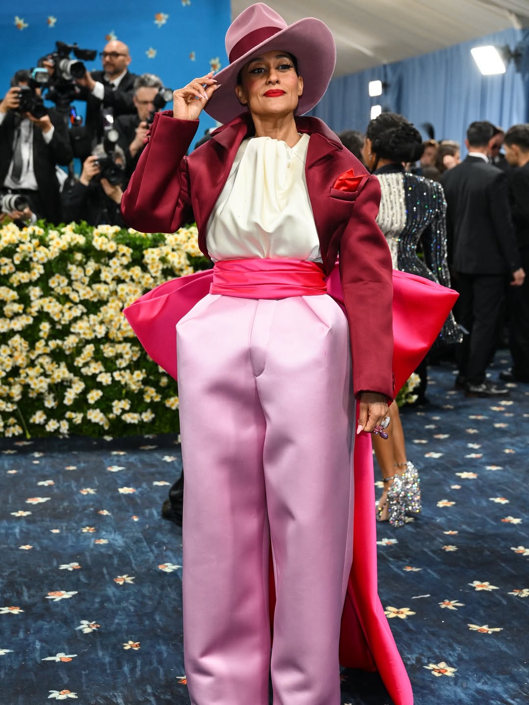 Met Gala 2025: Tôn vinh tinh hoa sắc tộc qua ngôn ngữ thời trang xa xỉ- Ảnh 3. Met Gala 2025: Tôn vinh tinh hoa sắc tộc qua ngôn ngữ thời trang xa xỉ- Ảnh 3.