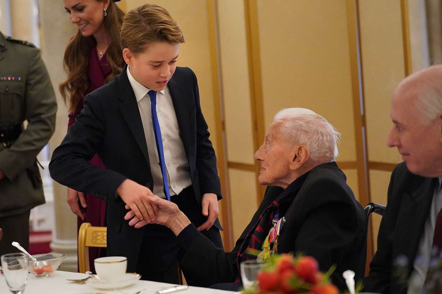 Hoàng tử George lần đầu tham dự tiệc trà Hoàng gia: Cột mốc quan trọng trên hành trình trở thành vị vua tương lai- Ảnh 2.