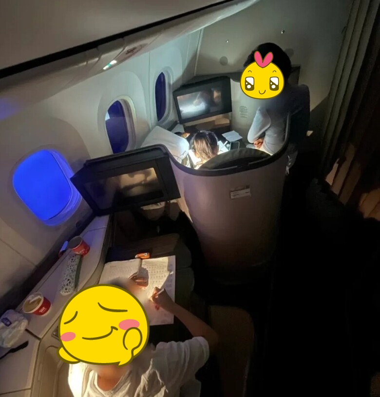 Cả cõi mạng ngơ ngác trước loạt hình ảnh được chụp trên máy bay của các em bé nhà giàu- Ảnh 5.