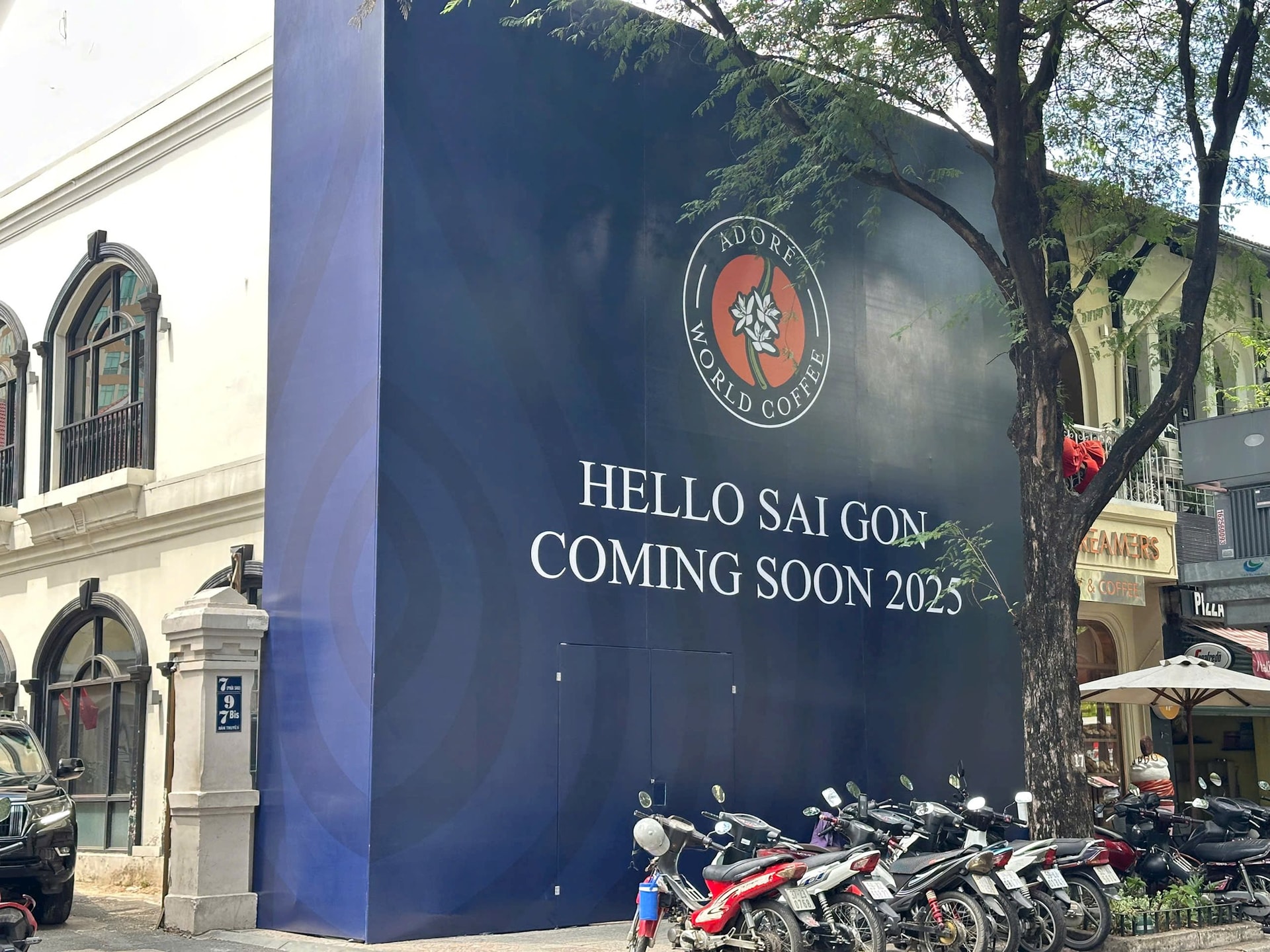 Chủ nhà 'mất' 5,6 tỷ sau 8 tháng bỏ trống mặt bằng Starbucks Reserve Hàn Thuyên: Danh tính 'đại gia' cứu tinh mới lộ diện- Ảnh 1. Chủ nhà 'mất' 5,6 tỷ sau 8 tháng bỏ trống mặt bằng Starbucks Reserve Hàn Thuyên: Danh tính 'đại gia' cứu tinh mới lộ diện- Ảnh 1.
