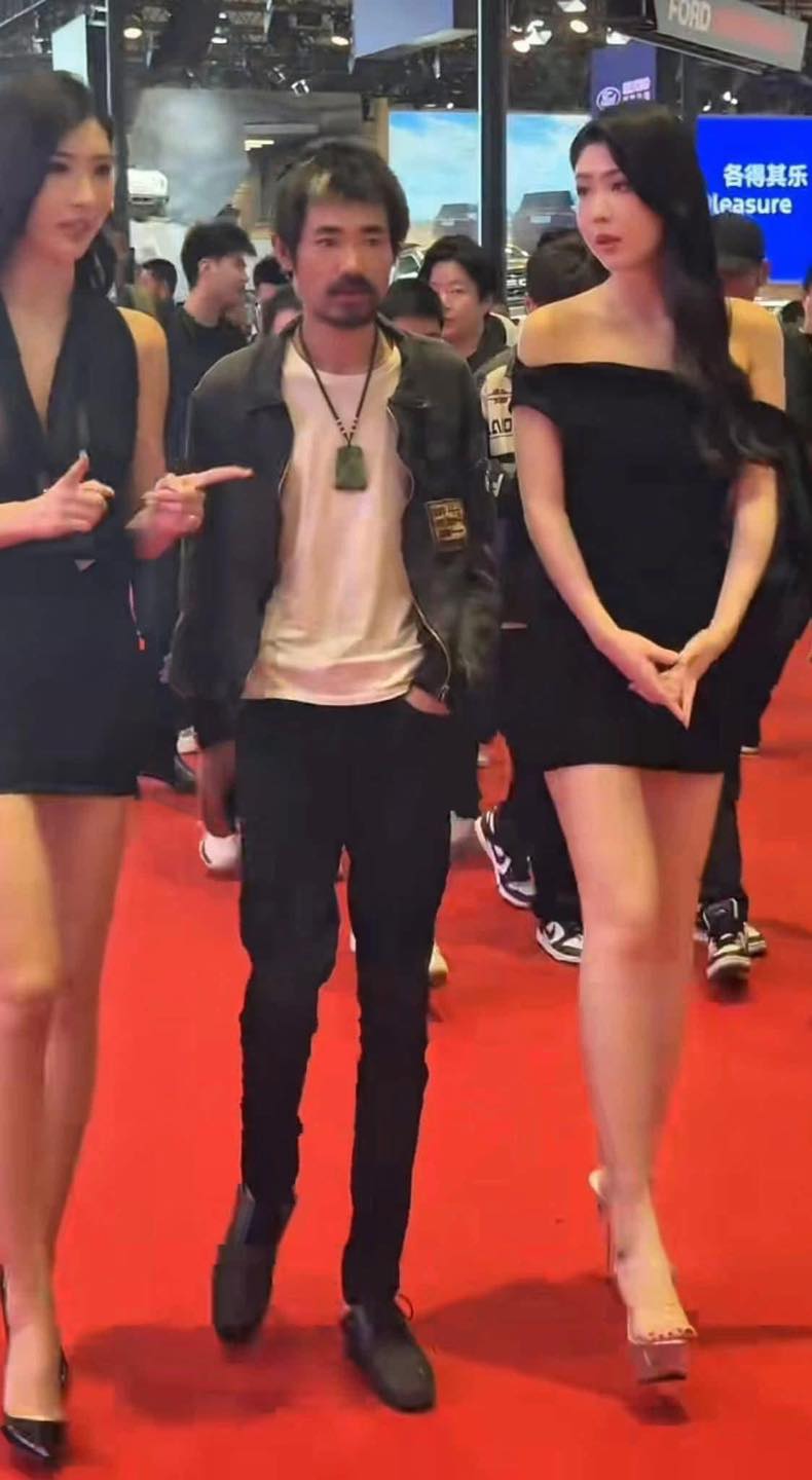 Thiếu gia sở hữu Fairmont Peace Hotel nổi tiếng xa hoa, bị đồn xuất hiện trong bộ dạng “ăn mày” là ai?- Ảnh 1.