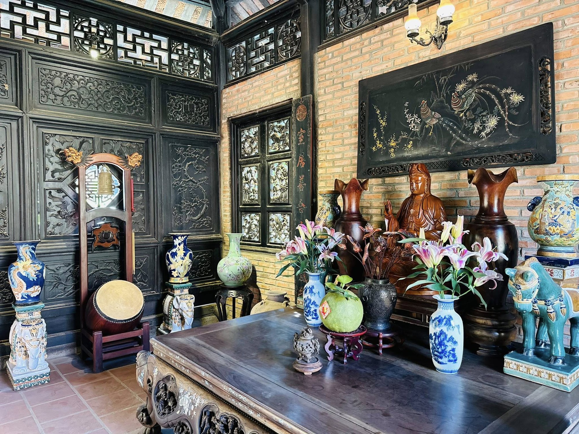 Cận cảnh biệt phủ 100 tỷ, toàn gỗ quý ở Đồng Nai: Nam nghệ sĩ sẵn sàng bán rẻ nếu tìm đúng người- Ảnh 6. Cận cảnh biệt phủ 100 tỷ, toàn gỗ quý ở Đồng Nai: Nam nghệ sĩ sẵn sàng bán rẻ nếu tìm đúng người- Ảnh 6.