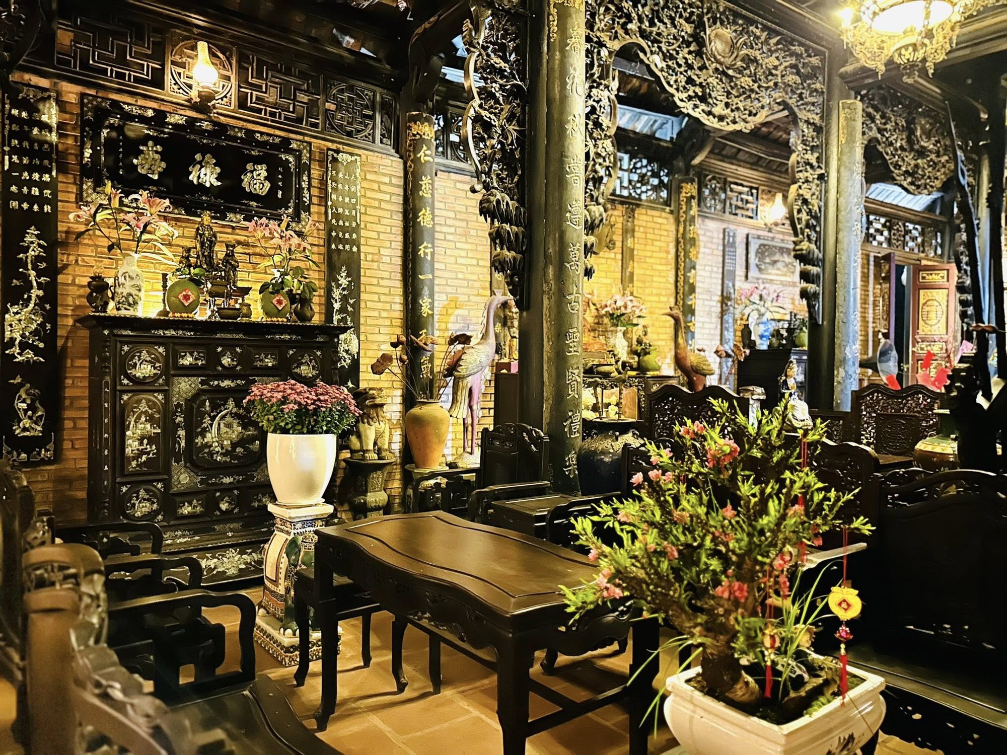 Cận cảnh biệt phủ 100 tỷ, toàn gỗ quý ở Đồng Nai: Nam nghệ sĩ sẵn sàng bán rẻ nếu tìm đúng người- Ảnh 11. Cận cảnh biệt phủ 100 tỷ, toàn gỗ quý ở Đồng Nai: Nam nghệ sĩ sẵn sàng bán rẻ nếu tìm đúng người- Ảnh 11.