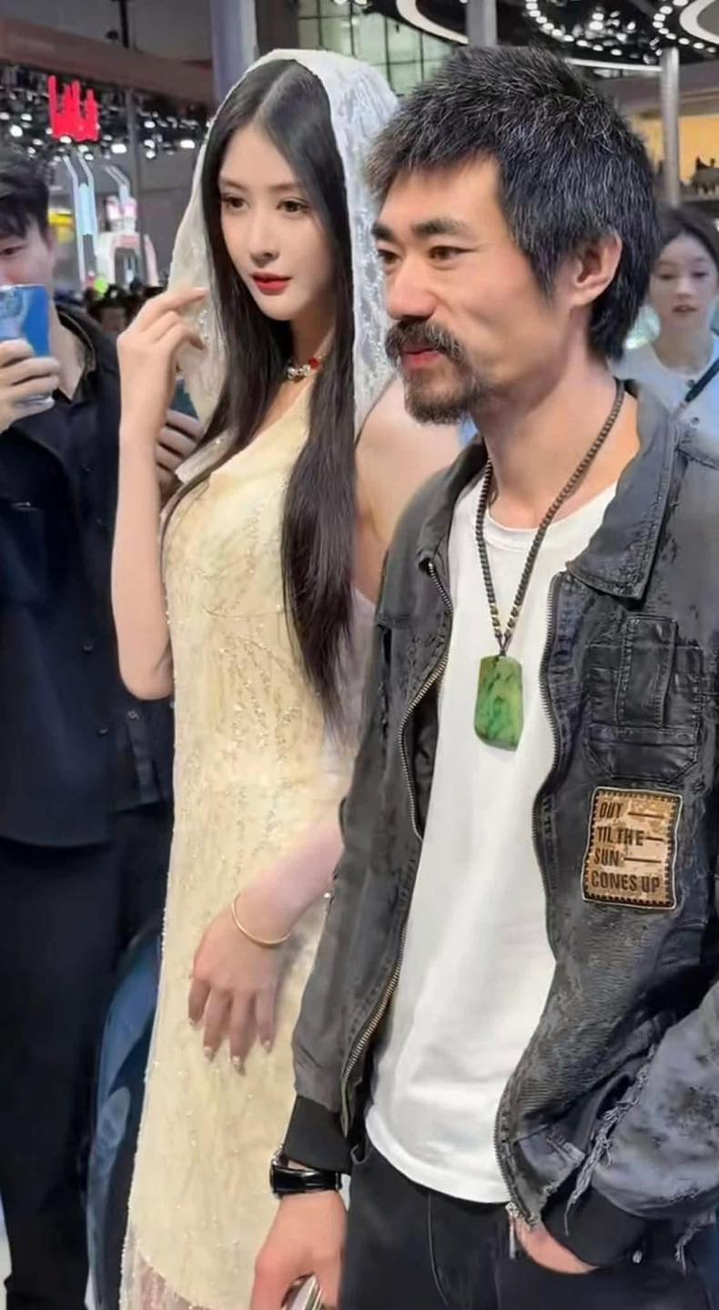 Thiếu gia sở hữu Fairmont Peace Hotel nổi tiếng xa hoa, bị đồn xuất hiện trong bộ dạng “ăn mày” là ai?- Ảnh 2.