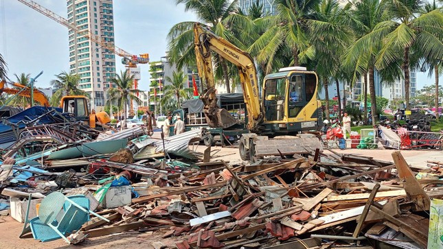 Cưỡng chế loạt quầy bán hàng dọc biển Đà Nẵng- Ảnh 1.