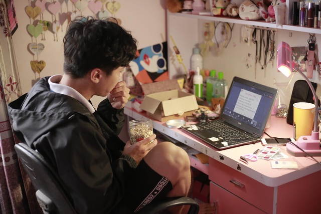 Nhiều sĩ tử giờ "đa nhiệm" kiểu lạ lắm: Vừa học vừa ăn vặt, vừa chat với bạn, rồi kêu "sao không thuộc bài"- Ảnh 1.