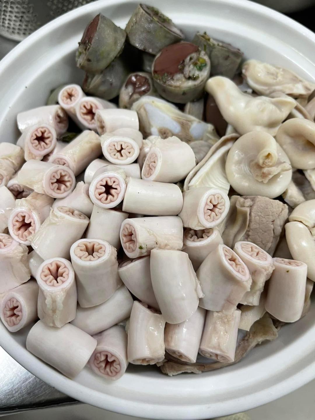 Cảnh tượng bất ngờ tại quán lòng se điếu nổi tiếng TP.HCM giữa lùm xùm, nhân viên thông báo "đã hết sạch đồ", không còn gì để bán- Ảnh 3.