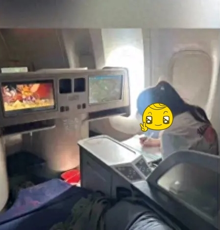 Cả cõi mạng ngơ ngác trước loạt hình ảnh được chụp trên máy bay của các em bé nhà giàu- Ảnh 4.