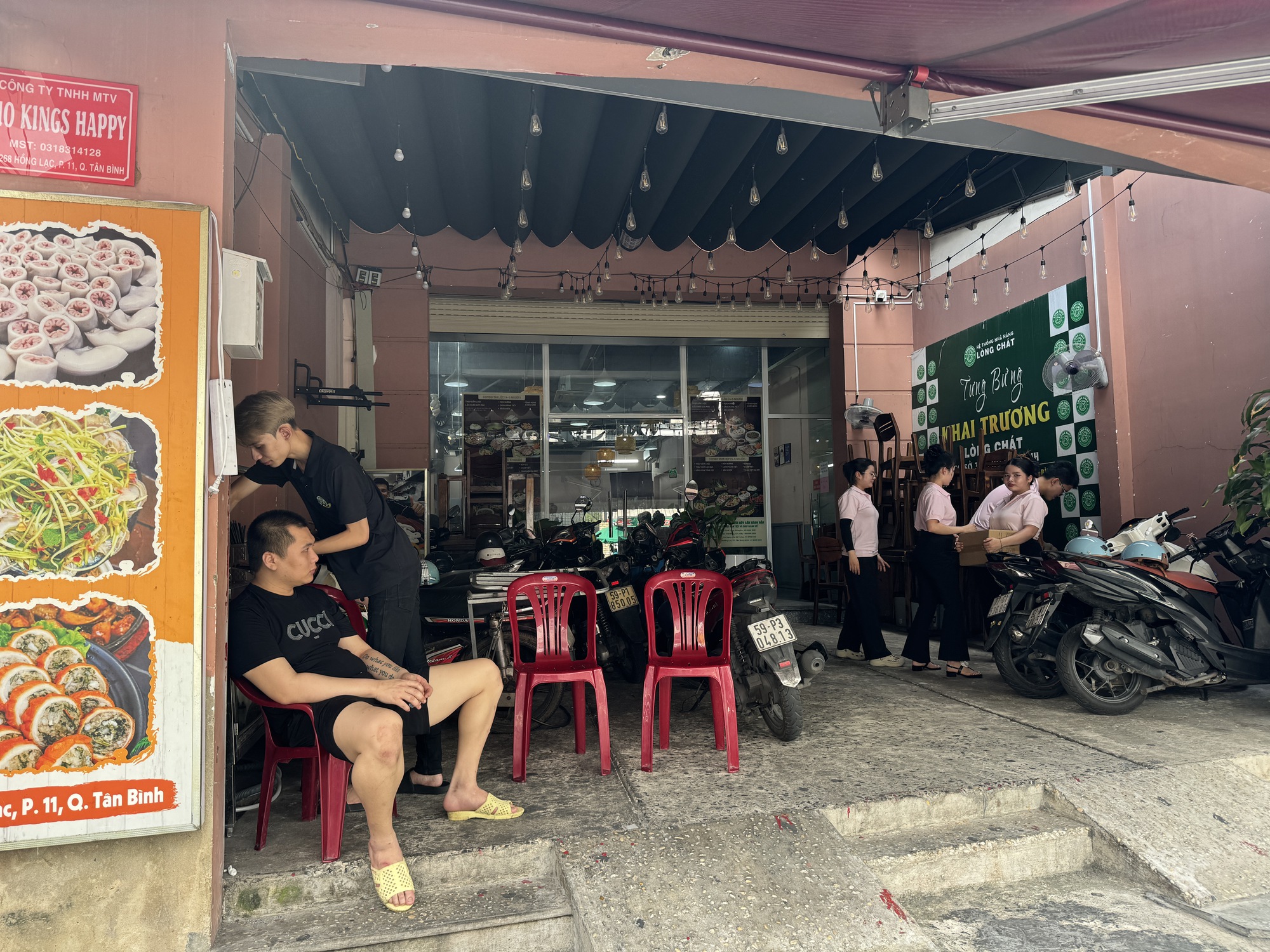 Cảnh tượng bất ngờ tại quán lòng se điếu nổi tiếng TP.HCM giữa lùm xùm, nhân viên thông báo "đã hết sạch đồ", không còn gì để bán- Ảnh 1.