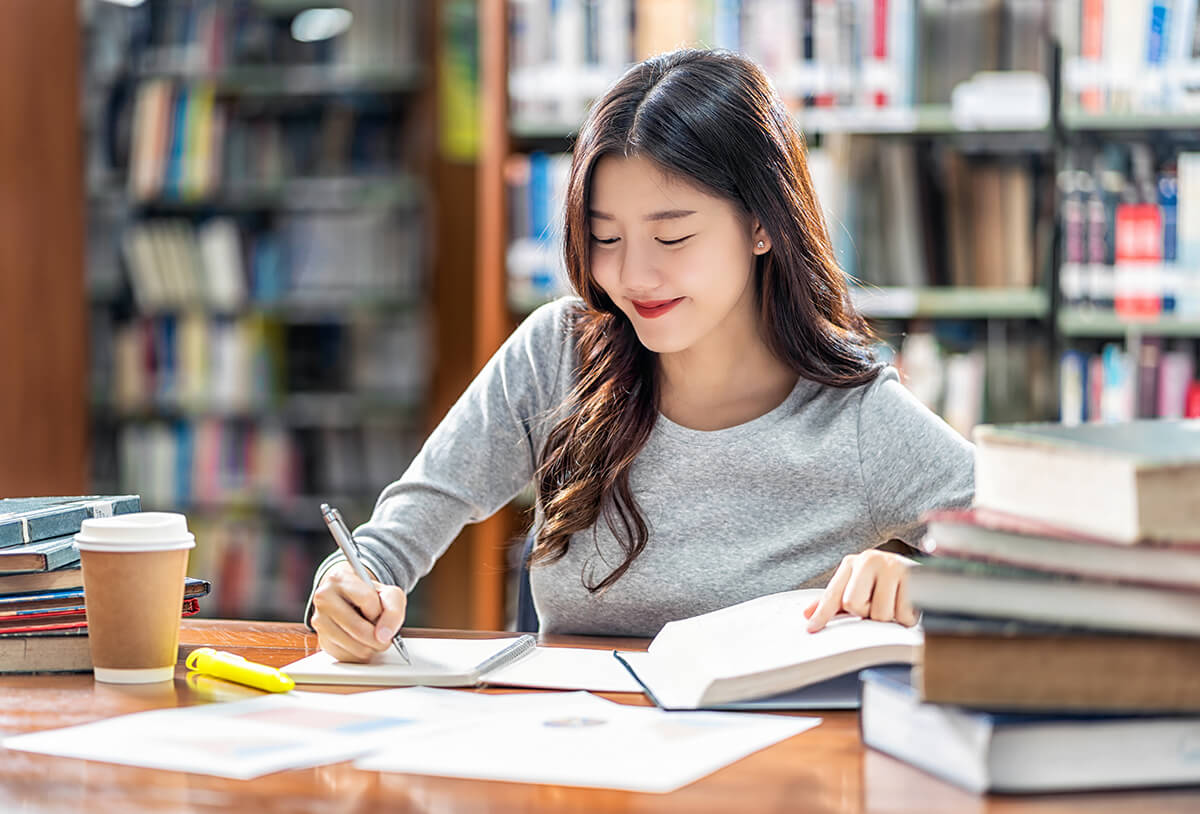 Nhiều sĩ tử giờ "đa nhiệm" kiểu lạ lắm: Vừa học vừa ăn vặt, vừa chat với bạn, rồi kêu "sao không thuộc bài"- Ảnh 2.