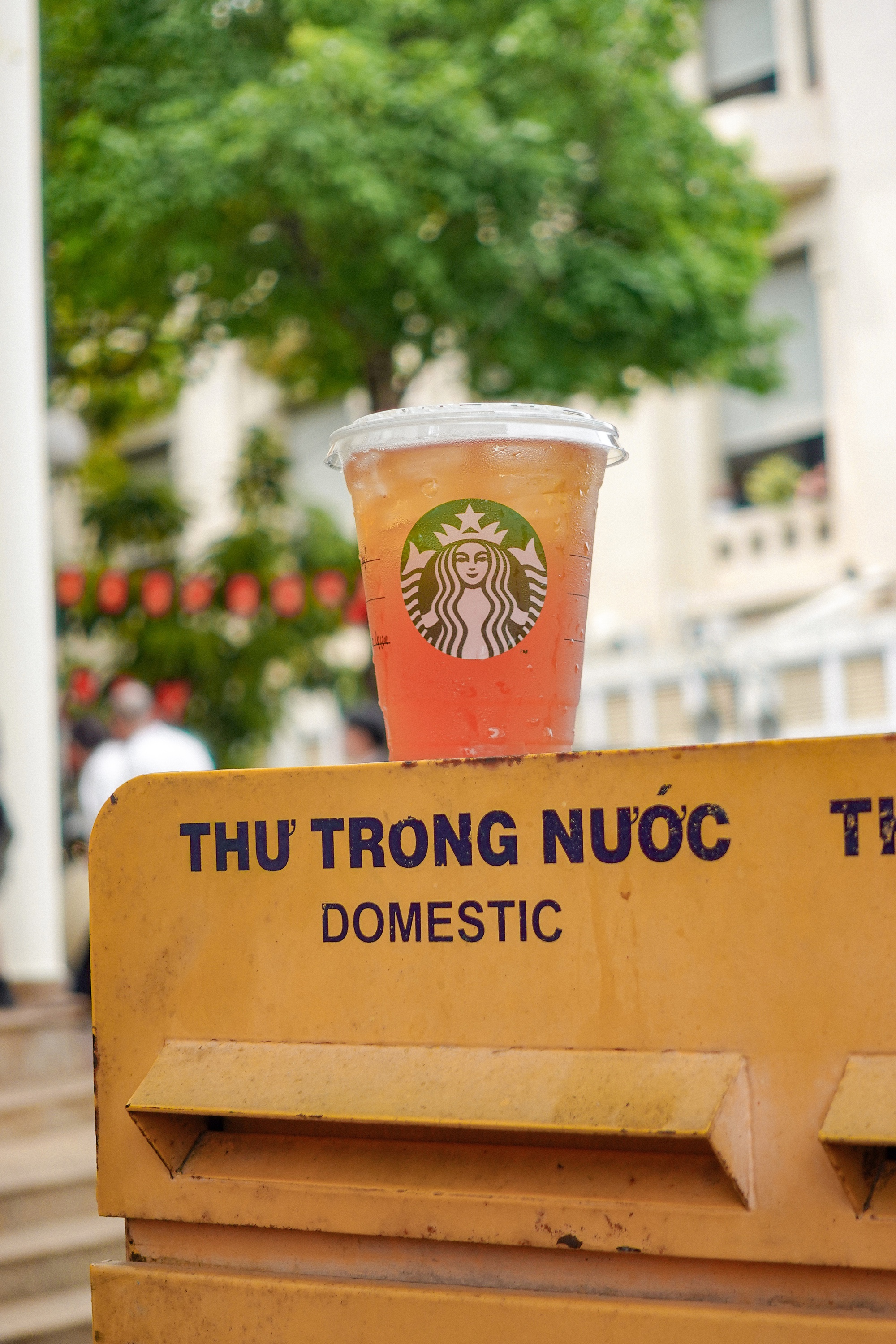 Starbucks Bưu Điện Hà Nội vừa mở đã đông kín, nhưng lại có 1 điểm trừ khiến dân tình tiếc nuối- Ảnh 10.