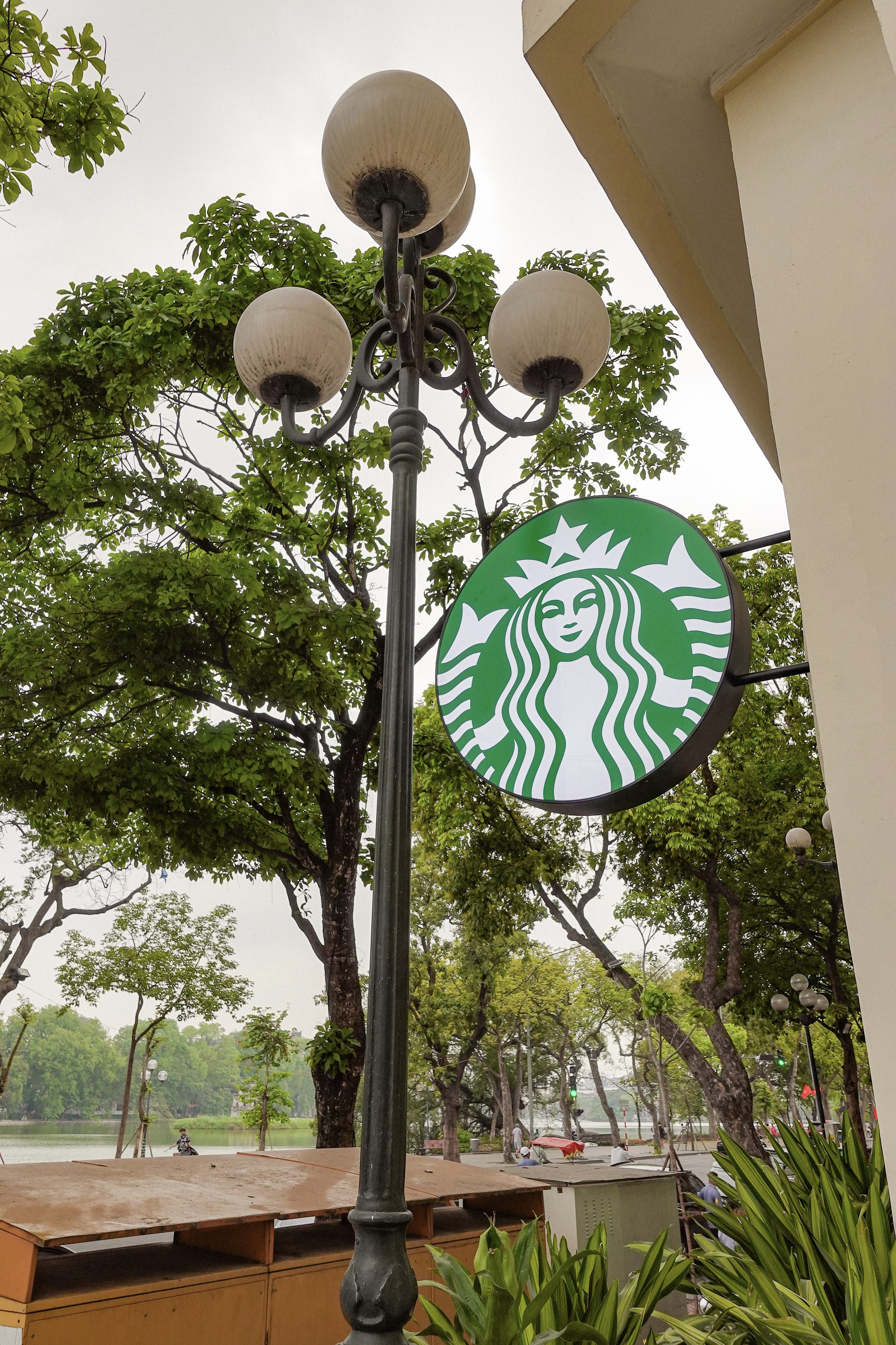 Starbucks Bưu Điện Hà Nội vừa mở đã đông kín, nhưng lại có 1 điểm trừ khiến dân tình tiếc nuối- Ảnh 12.