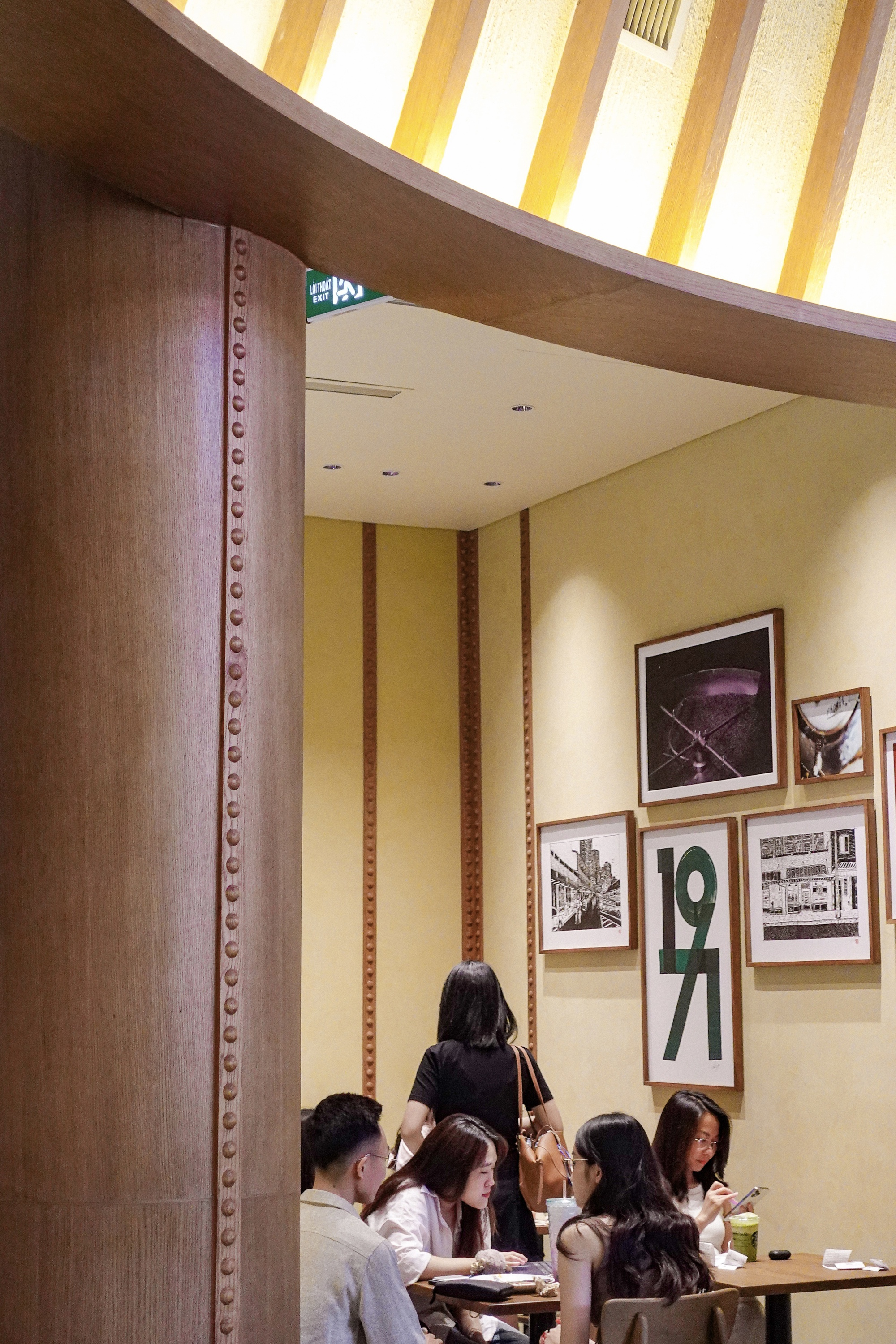 Starbucks Bưu Điện Hà Nội vừa mở đã đông kín, nhưng lại có 1 điểm trừ khiến dân tình tiếc nuối- Ảnh 14.