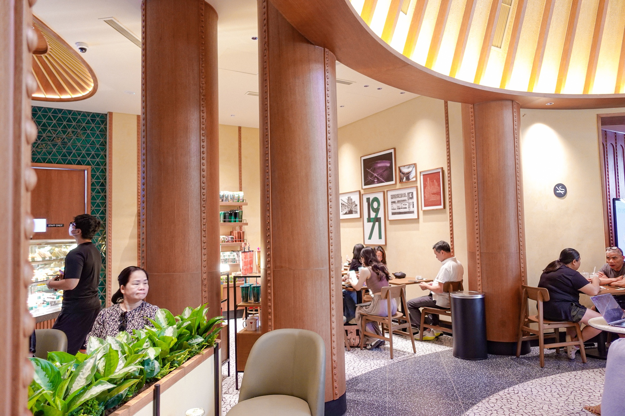 Starbucks Bưu Điện Hà Nội vừa mở đã đông kín, nhưng lại có 1 điểm trừ khiến dân tình tiếc nuối- Ảnh 15.