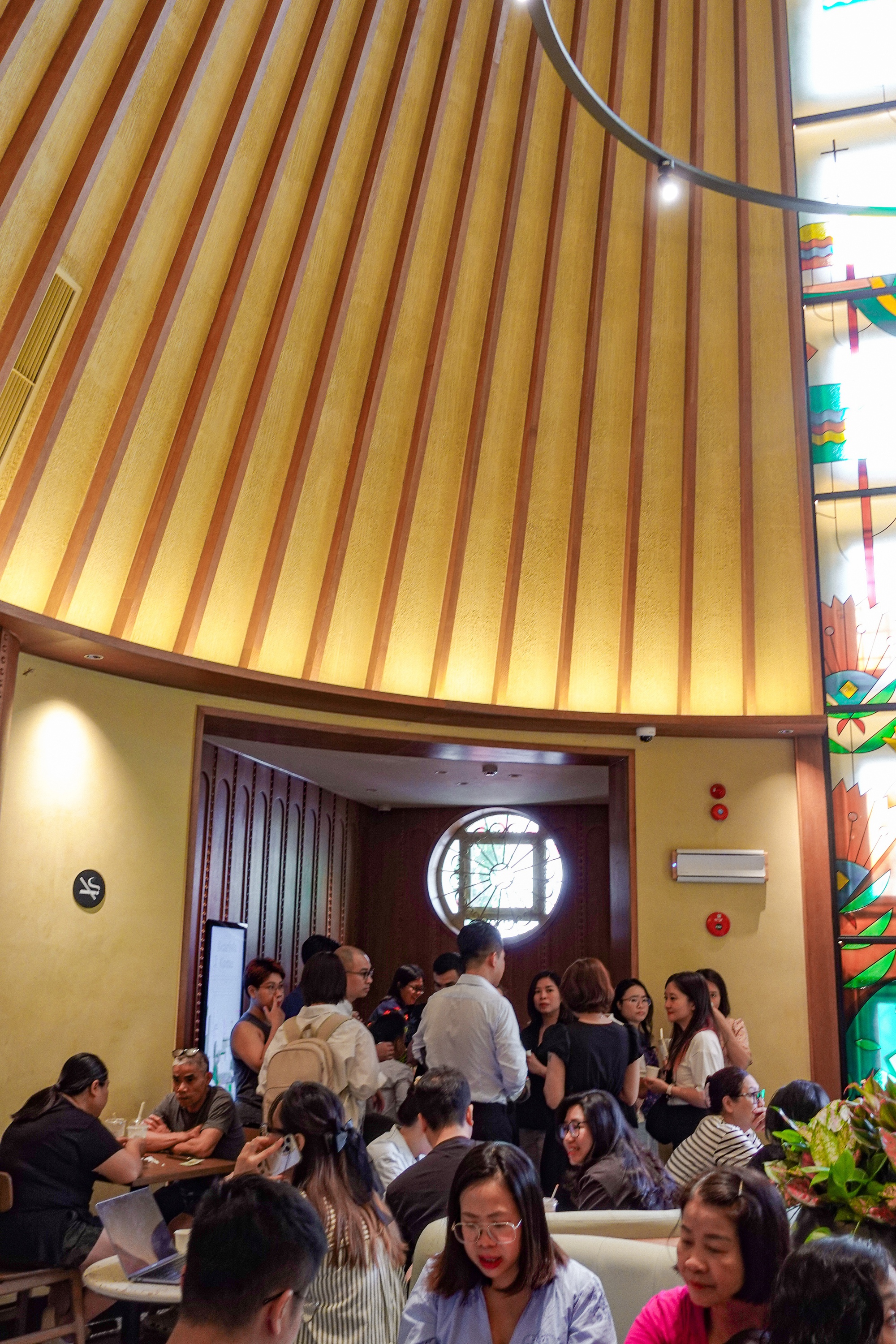 Starbucks Bưu Điện Hà Nội vừa mở đã đông kín, nhưng lại có 1 điểm trừ khiến dân tình tiếc nuối- Ảnh 16.