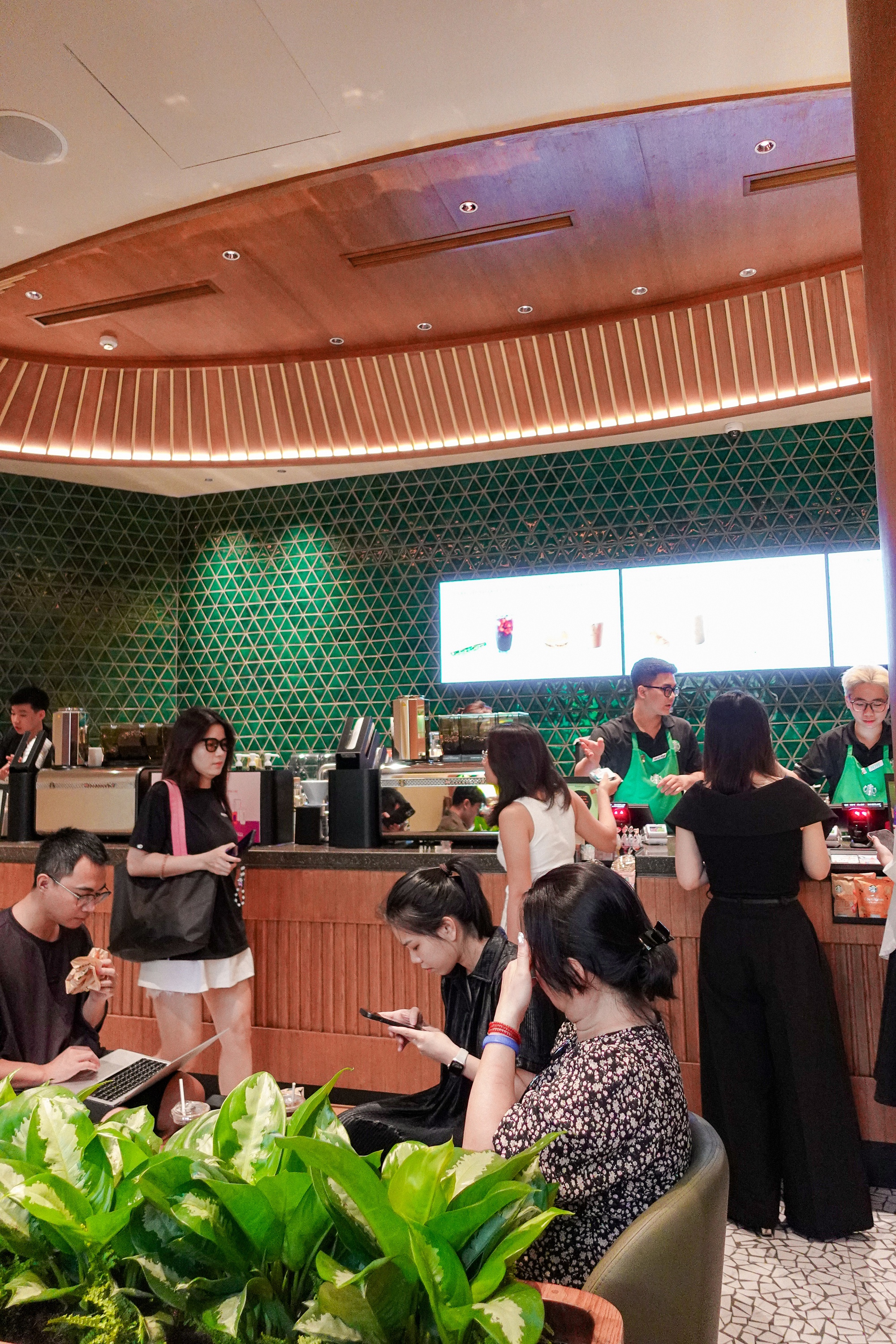 Starbucks Bưu Điện Hà Nội vừa mở đã đông kín, nhưng lại có 1 điểm trừ khiến dân tình tiếc nuối- Ảnh 17.