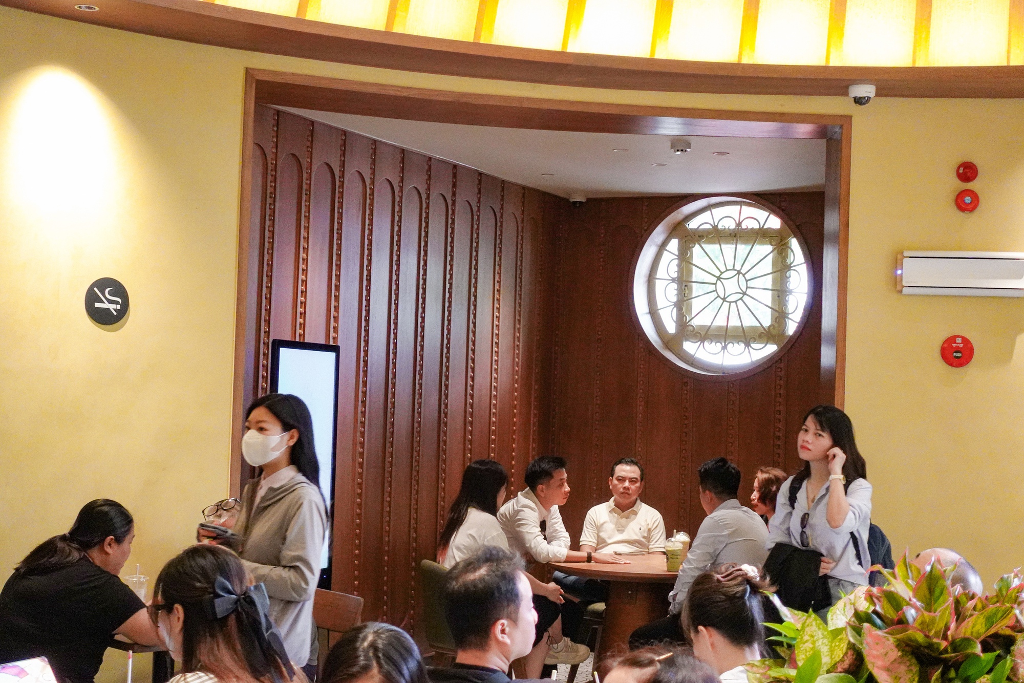 Starbucks Bưu Điện Hà Nội vừa mở đã đông kín, nhưng lại có 1 điểm trừ khiến dân tình tiếc nuối- Ảnh 18.