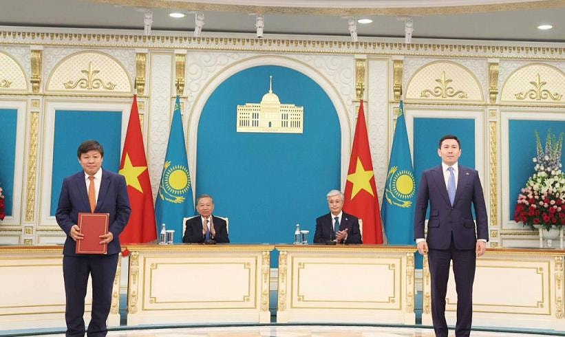 Con số bất ngờ về mức định giá của hãng hàng không Qazaq Air vừa được tập đoàn của tỷ phú Nguyễn Thị Phương Thảo mua lại- Ảnh 1.