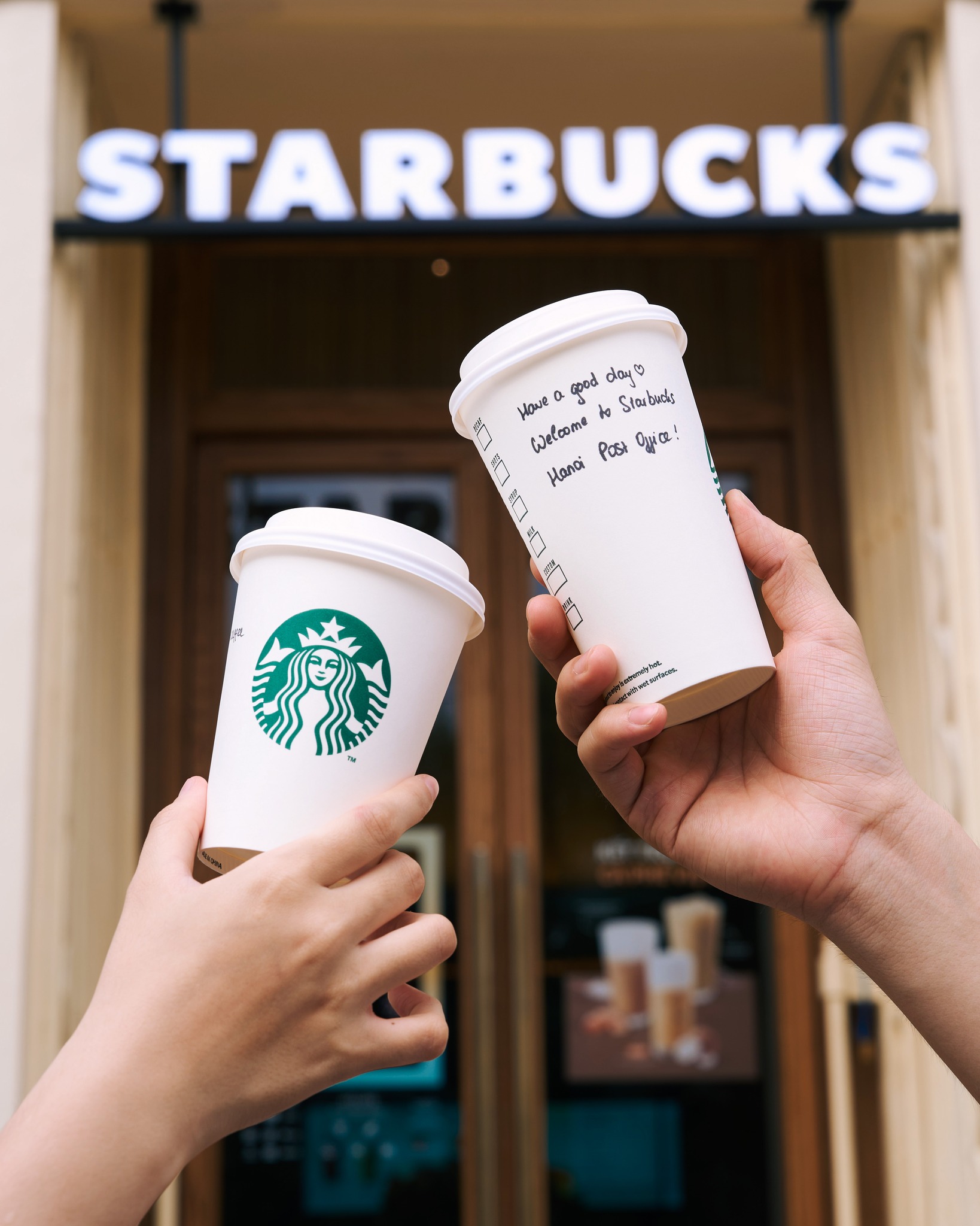 Cửa hàng Starbucks siêu đặc biệt tại Hà Nội: Trần nhà mô phỏng nón lá, đường cong Hồ Gươm uyển chuyển- Ảnh 7. Cửa hàng Starbucks siêu đặc biệt tại Hà Nội: Trần nhà mô phỏng nón lá, đường cong Hồ Gươm uyển chuyển- Ảnh 7.
