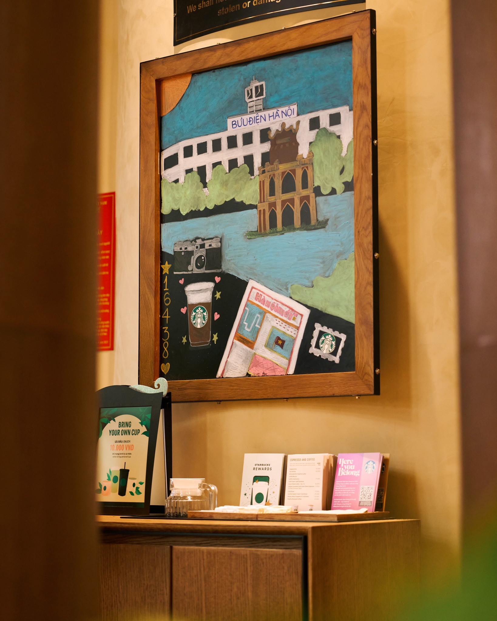 Cửa hàng Starbucks siêu đặc biệt tại Hà Nội: Trần nhà mô phỏng nón lá, đường cong Hồ Gươm uyển chuyển- Ảnh 6. Cửa hàng Starbucks siêu đặc biệt tại Hà Nội: Trần nhà mô phỏng nón lá, đường cong Hồ Gươm uyển chuyển- Ảnh 6.