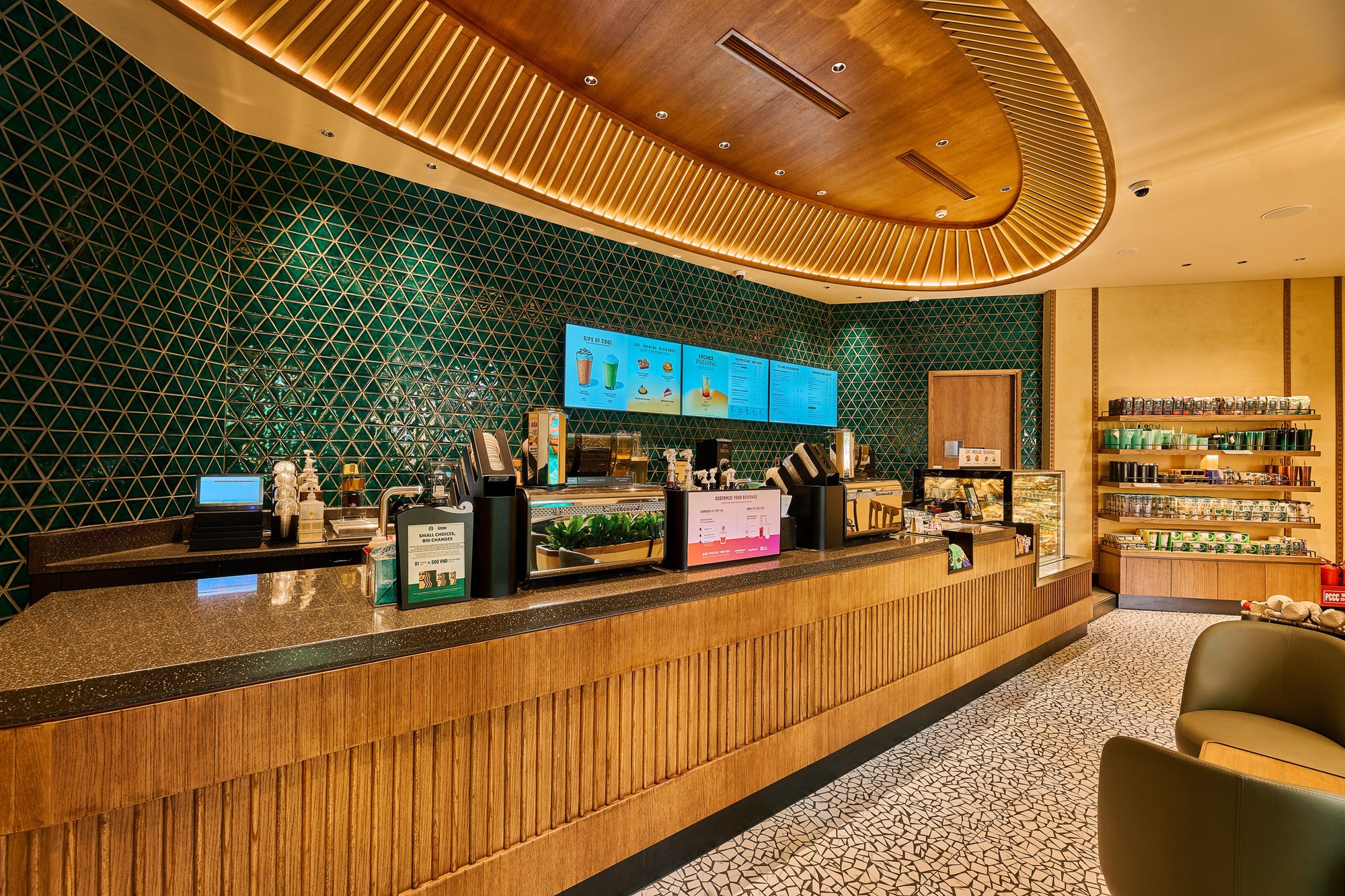 Cửa hàng Starbucks siêu đặc biệt tại Hà Nội: Trần nhà mô phỏng nón lá, đường cong Hồ Gươm uyển chuyển- Ảnh 5. Cửa hàng Starbucks siêu đặc biệt tại Hà Nội: Trần nhà mô phỏng nón lá, đường cong Hồ Gươm uyển chuyển- Ảnh 5.