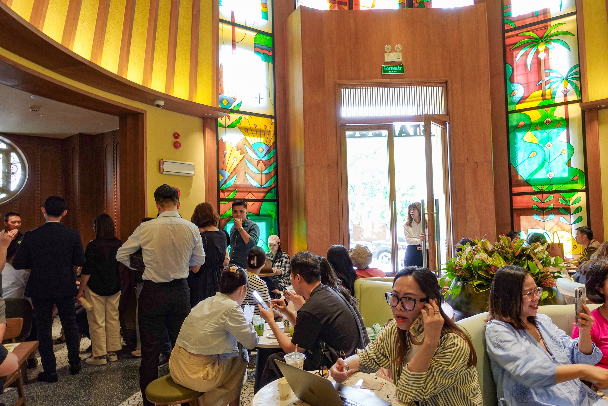 Starbucks Bưu Điện Hà Nội vừa mở đã đông kín, nhưng lại có 1 điểm trừ khiến dân tình tiếc nuối- Ảnh 2.