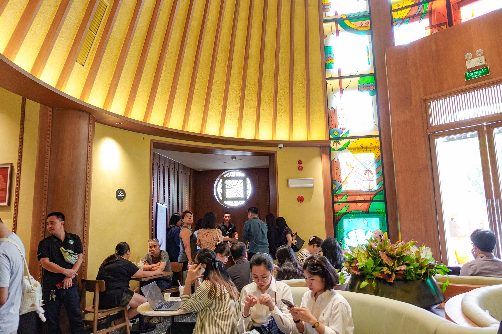 Starbucks Bưu Điện Hà Nội vừa mở đã đông kín, nhưng lại có 1 điểm trừ khiến dân tình tiếc nuối- Ảnh 4.