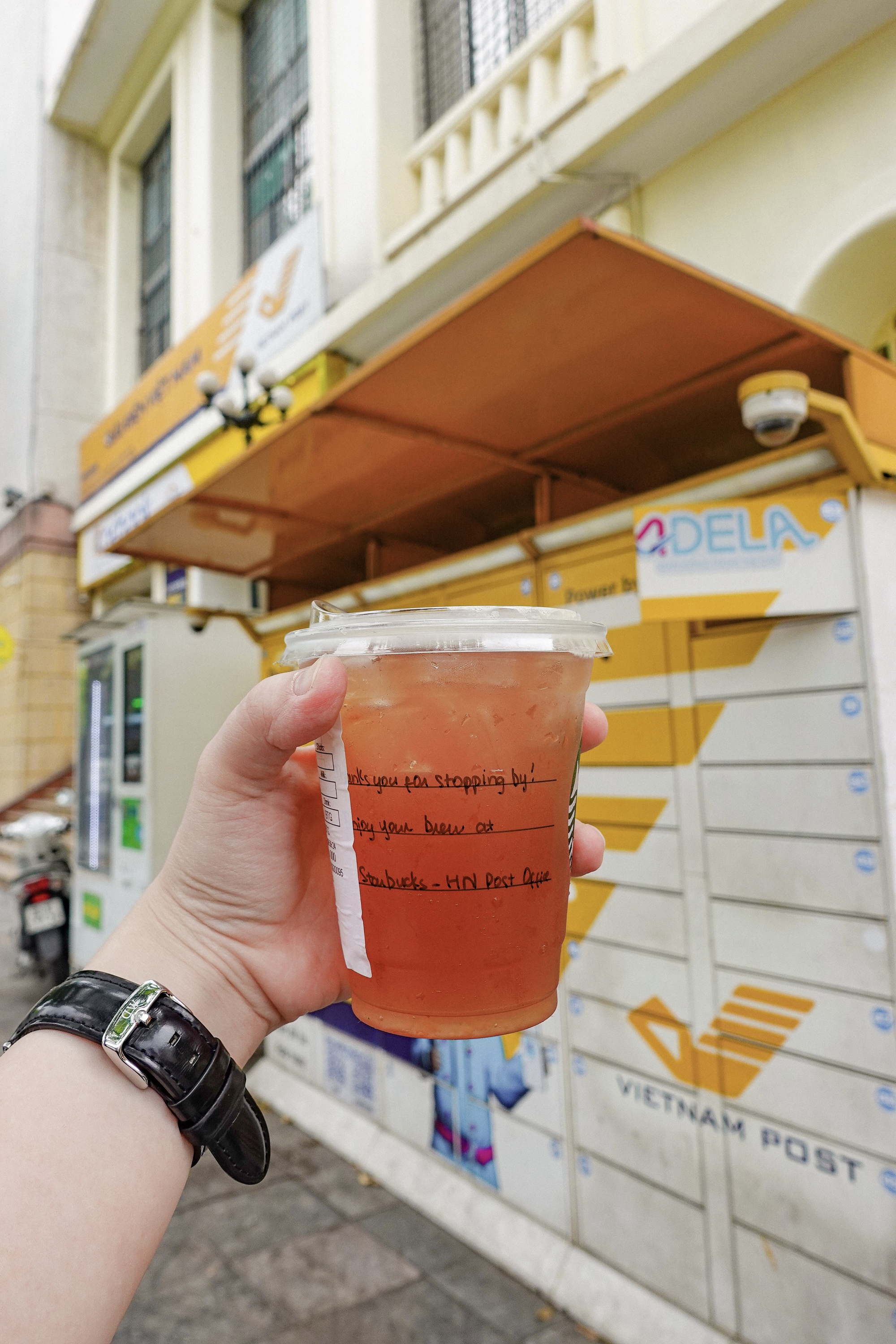 Starbucks Bưu Điện Hà Nội vừa mở đã đông kín, nhưng lại có 1 điểm trừ khiến dân tình tiếc nuối- Ảnh 9.