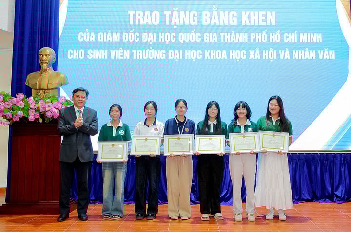 Sinh viên nhường chỗ cựu chiến binh là bình thường, sao lại tặng bằng khen?- Ảnh 1.