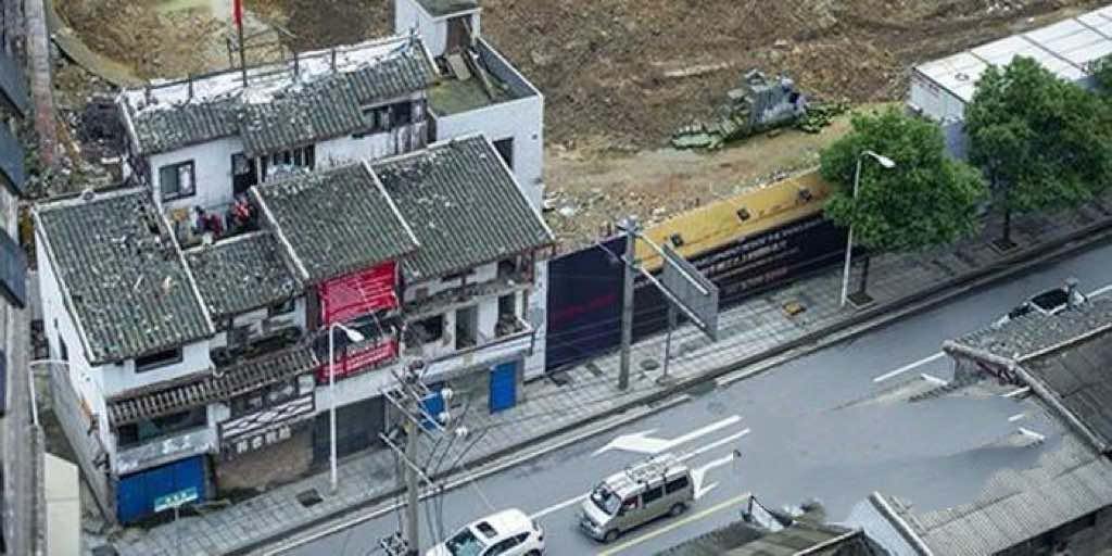 Chủ căn nhà 80m² từ chối hơn 1,5 tỷ đồng tiền đền bù, không chịu di dời suốt 12 năm: “Chưa được đền bù thỏa đáng thì tôi vẫn còn ở đây”- Ảnh 1.