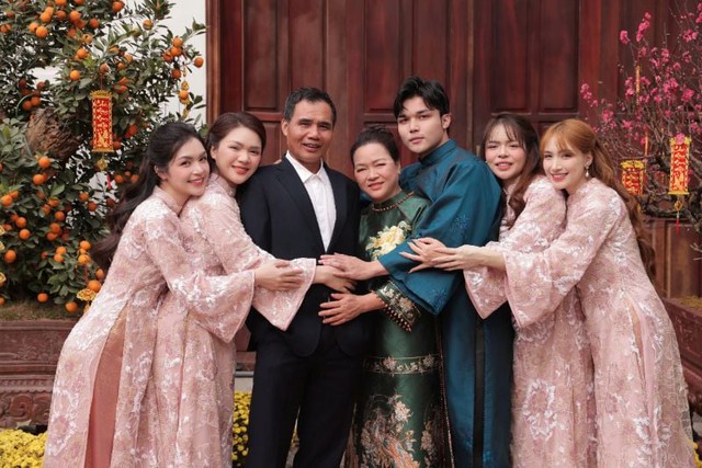 Chuyện học hành trái ngược của chị em nhà Hoà Minzy qua lời kể "chính chủ": Đằng sau là bài học dạy con đắt giá- Ảnh 1. Chuyện học hành trái ngược của chị em nhà Hoà Minzy qua lời kể "chính chủ": Đằng sau là bài học dạy con đắt giá- Ảnh 1.