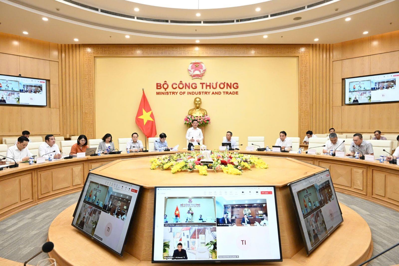 Trưởng Đoàn đàm phán Chính phủ, Bộ trưởng Công thương Nguyễn Hồng Diên họp với các tập đoàn THACO, Viettel, Vietjet... về kế hoạch mua hàng từ Hoa Kỳ- Ảnh 1.