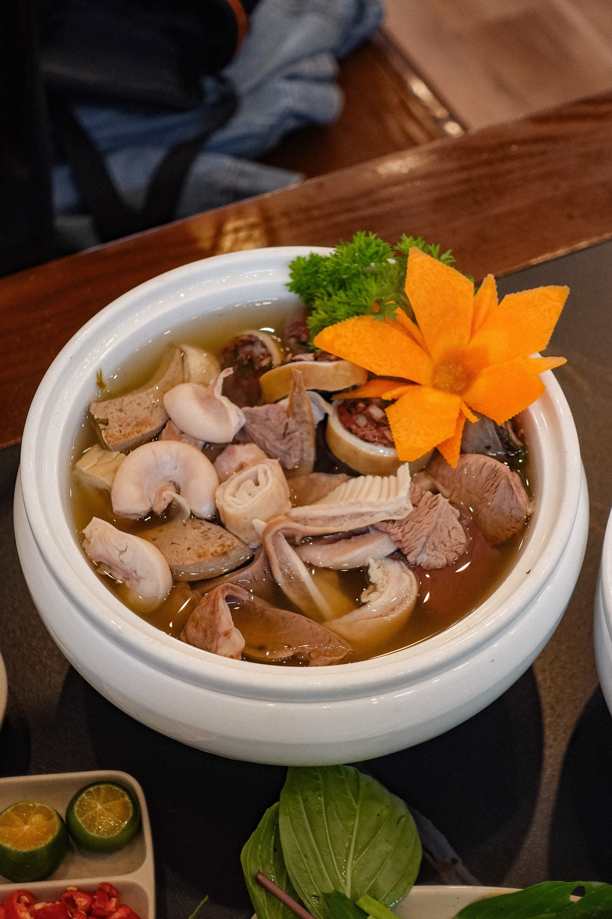 Đi ăn thử Lòng Chát sau drama: Không có lòng se điếu, liệu các món có ngon và giá có 