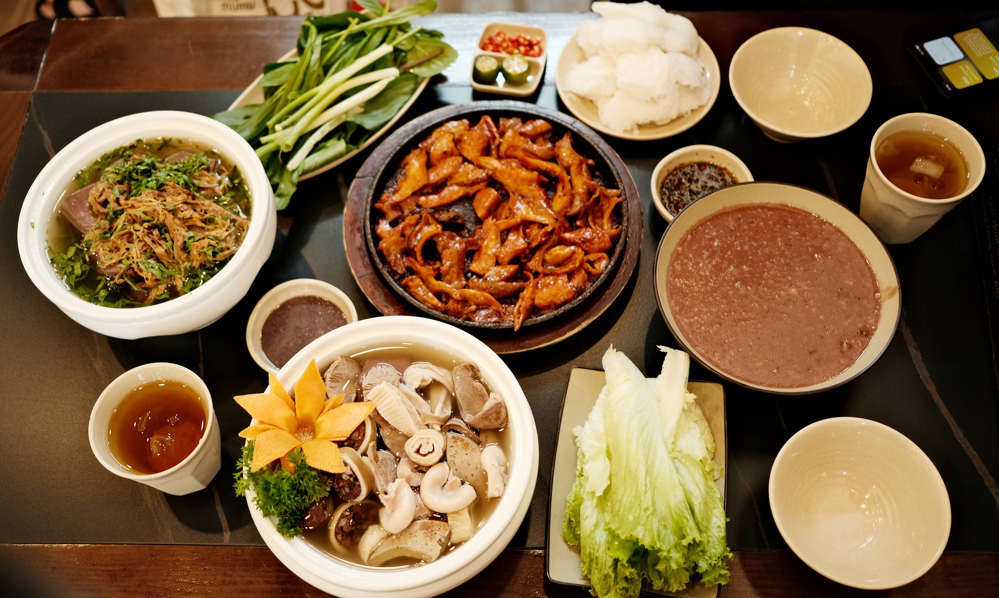 Đi ăn thử Lòng Chát sau drama: Không có lòng se điếu, liệu các món có ngon và giá có 