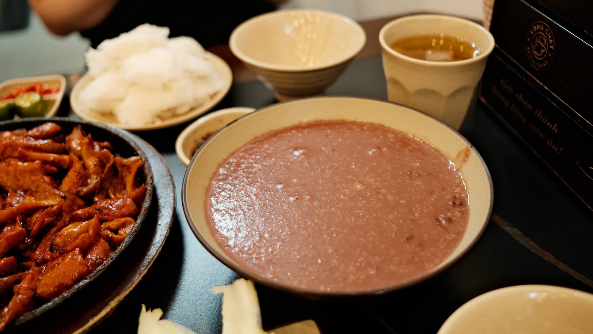 Đi ăn thử Lòng Chát sau drama: Không có lòng se điếu, liệu các món có ngon và giá có 