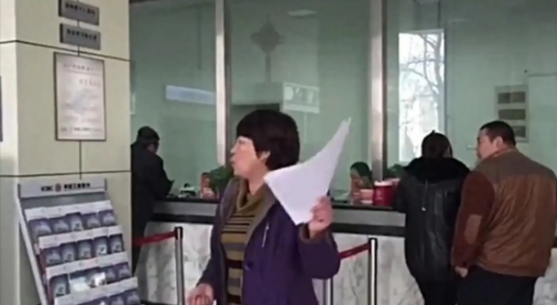 Người phụ nữ gửi tiết kiệm 71 triệu đồng, 2 tháng sau phát hiện tiền đã được dùng để mua bảo hiểm nhân thọ, ngân hàng khẳng định: “Đã có sự đồng ý của khách hàng”- Ảnh 1.