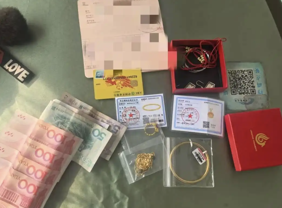 Phát hiện túi đen chứa 5 chỉ vàng cùng nhiều trang sức, đá quý bị bỏ quên trên tàu- Ảnh 2.