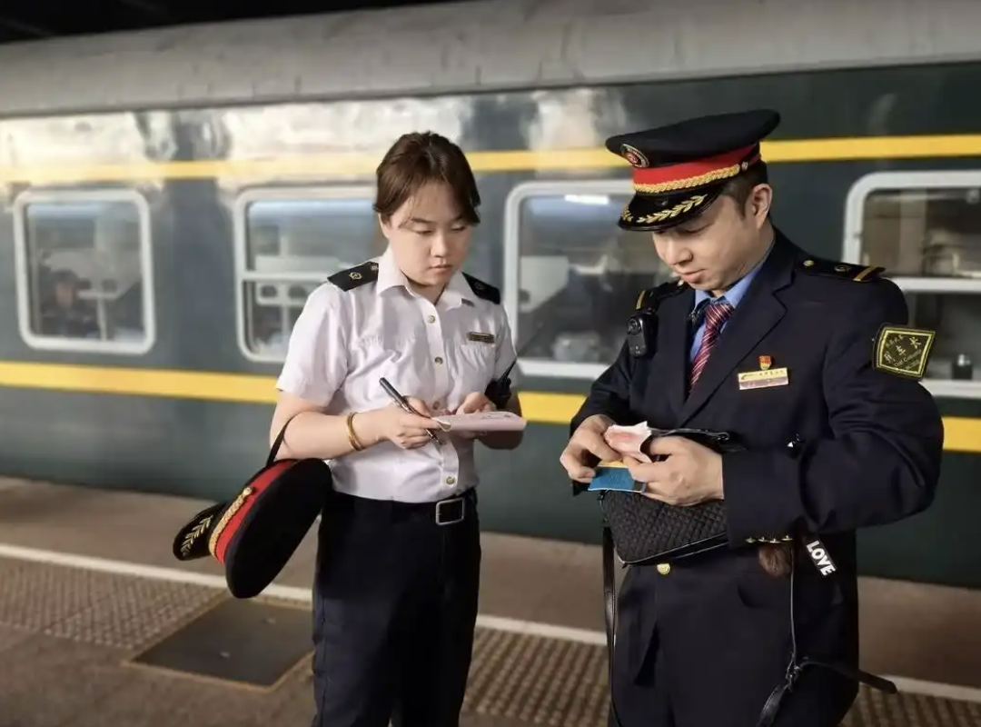 Phát hiện túi đen chứa 5 chỉ vàng cùng nhiều trang sức, đá quý bị bỏ quên trên tàu- Ảnh 3.