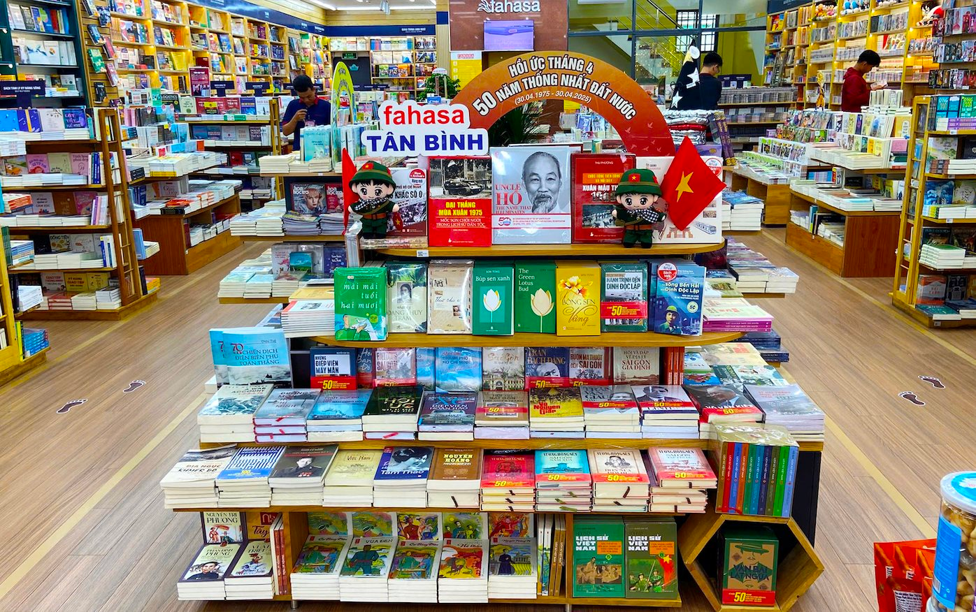Chuỗi nhà sách lớn nhất nước Fahasa mỗi ngày thu 26 tỷ đồng, vừa chi tiền tỷ cải tạo 2 Nhà sách gần 30 tuổi- Ảnh 1. Chuỗi nhà sách lớn nhất nước Fahasa mỗi ngày thu 26 tỷ đồng, vừa chi tiền tỷ cải tạo 2 Nhà sách gần 30 tuổi- Ảnh 1.
