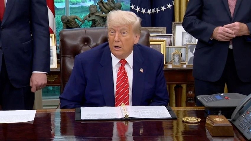 Ông Trump công bố thỏa thuận thương mại sơ bộ với Anh, bitcoin trở lại mốc 100.000 USD, Down Jones tăng hơn 250 điểm- Ảnh 1.