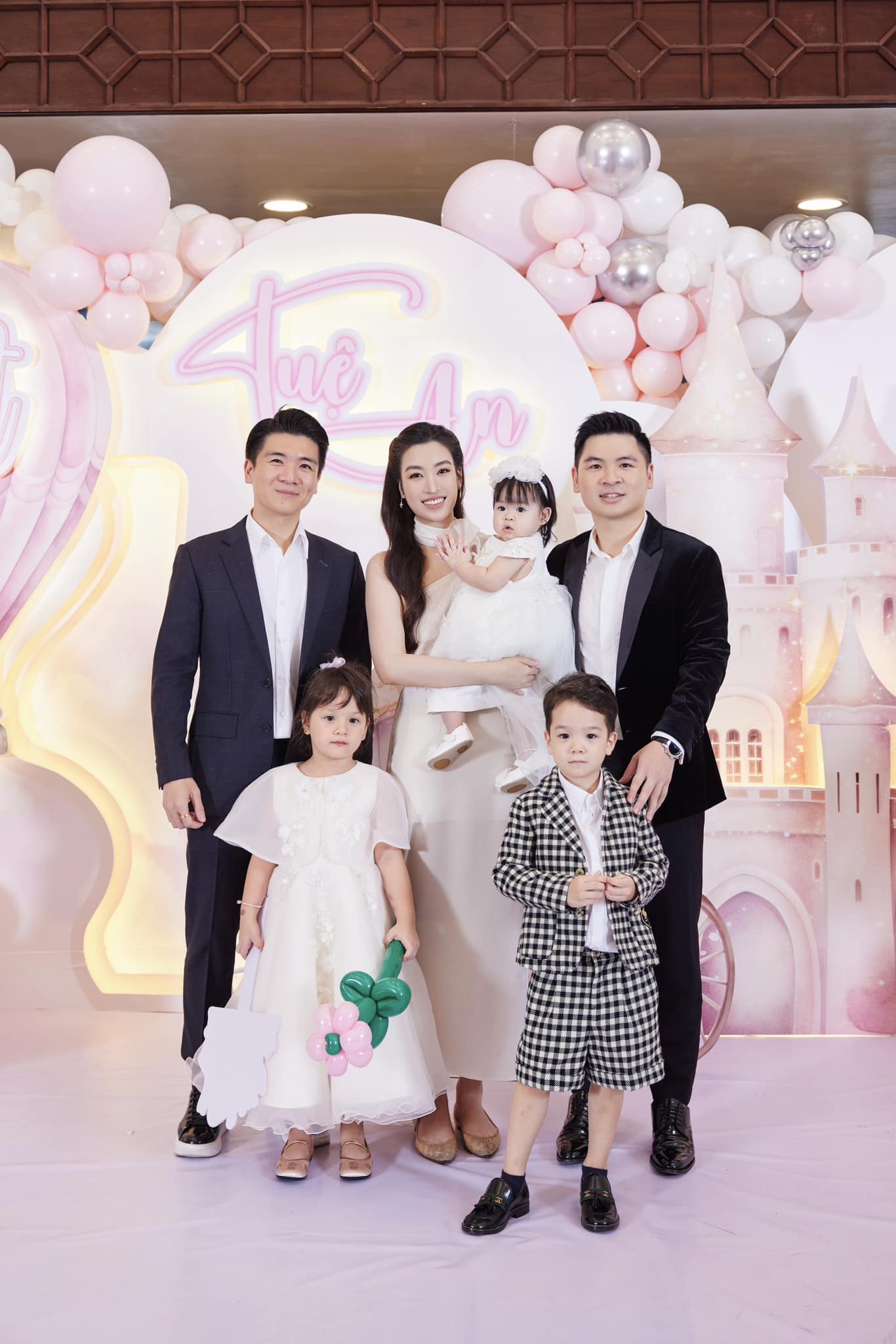 Thiếu gia nhà bầu Hiển tặng quà ⅙ cho ái nữ của Đỗ Mỹ Linh làm lộ luôn cảnh bên trong biệt thự bạc tỷ- Ảnh 2. Thiếu gia nhà bầu Hiển tặng quà ⅙ cho ái nữ của Đỗ Mỹ Linh làm lộ luôn cảnh bên trong biệt thự bạc tỷ- Ảnh 2.