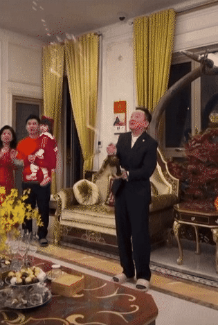 Thiếu gia nhà bầu Hiển tặng quà ⅙ cho ái nữ của Đỗ Mỹ Linh làm lộ luôn cảnh bên trong biệt thự bạc tỷ- Ảnh 4. Thiếu gia nhà bầu Hiển tặng quà ⅙ cho ái nữ của Đỗ Mỹ Linh làm lộ luôn cảnh bên trong biệt thự bạc tỷ- Ảnh 4.