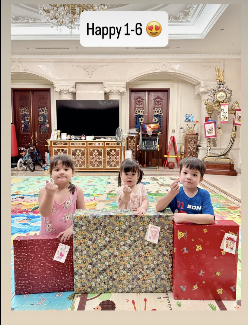 Thiếu gia nhà bầu Hiển tặng quà ⅙ cho ái nữ của Đỗ Mỹ Linh làm lộ luôn cảnh bên trong biệt thự bạc tỷ- Ảnh 1. Thiếu gia nhà bầu Hiển tặng quà ⅙ cho ái nữ của Đỗ Mỹ Linh làm lộ luôn cảnh bên trong biệt thự bạc tỷ- Ảnh 1.