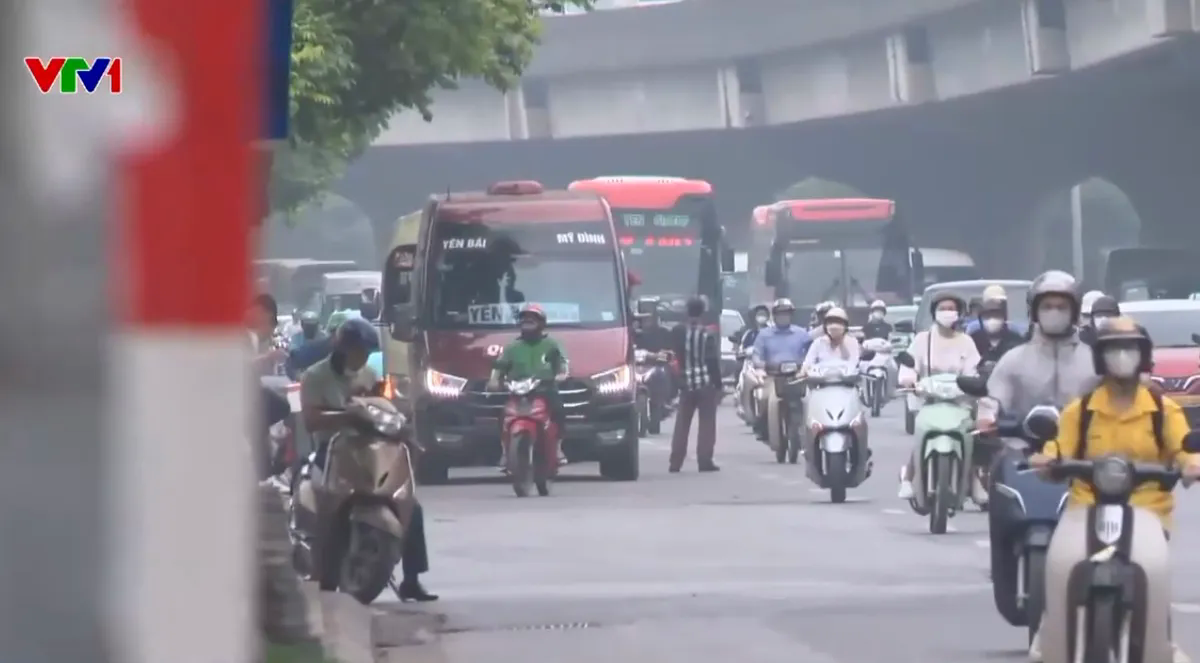 Phớt lờ biển báo cấm, nhiều xe xe khách vẫn dừng đỗ, đón trả khách ngoài bến xe ở Hà Nội- Ảnh 1.