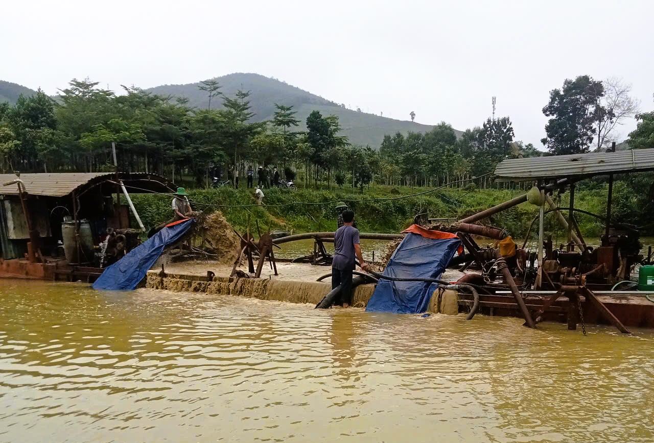 Vụ doanh nghiệp cho tàu rầm rộ hút cát: Dừng ngay lập tức- Ảnh 1. Vụ doanh nghiệp cho tàu rầm rộ hút cát: Dừng ngay lập tức- Ảnh 1.