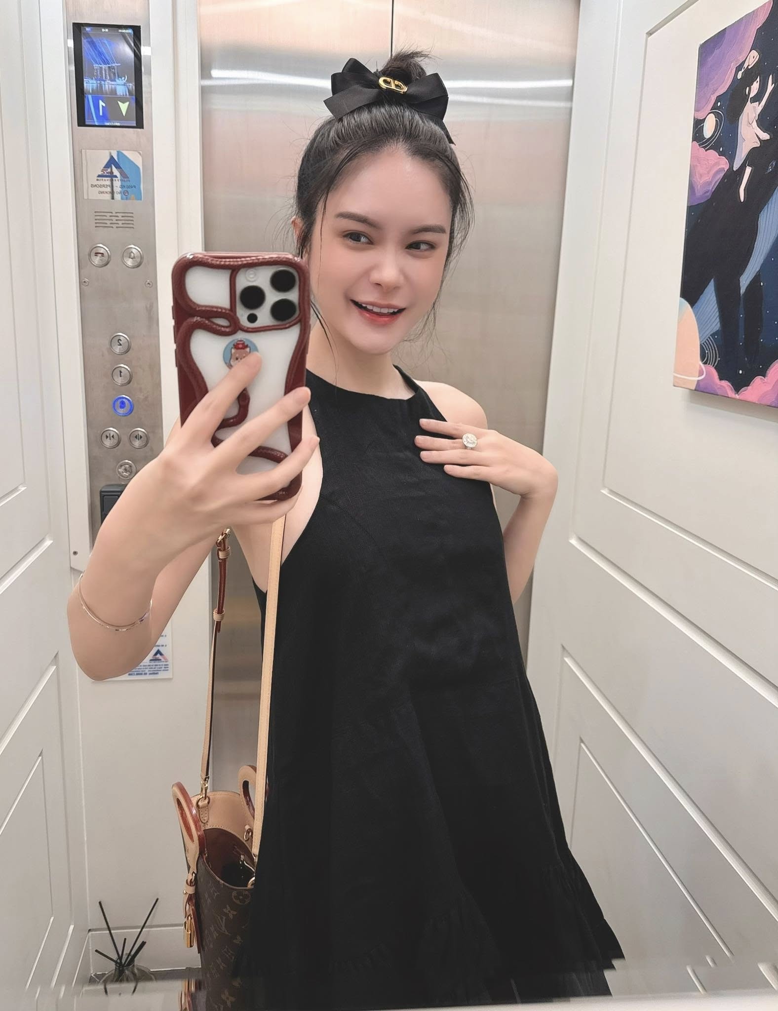 Đoàn Di Băng hay khoe những món hàng hiệu đắt đỏ, sưu tầm kim cương, vàng,...