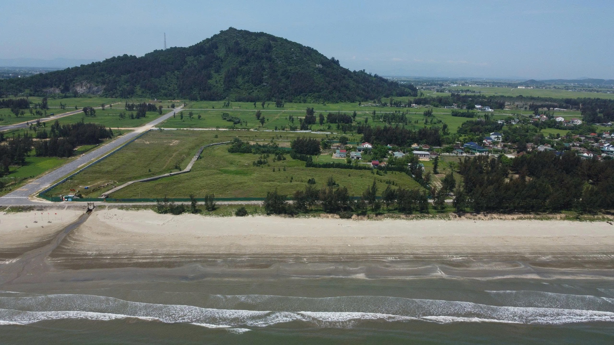 Dự án biệt thự nghĩ dưỡng hơn 240 tỉ đồng bên bờ biển sau 8 năm vẫn “án binh bất động” - Ảnh 2.