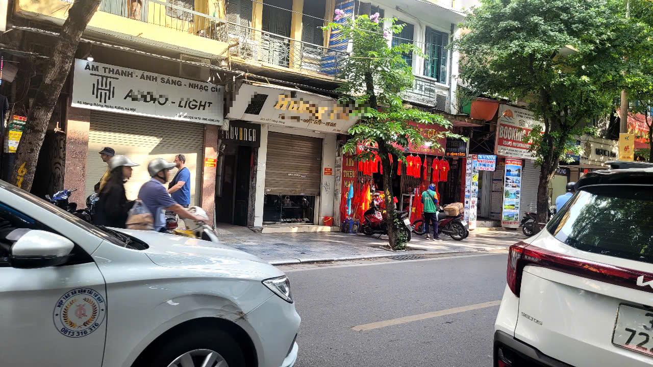 Bất ngờ với cách bán hàng "ẩn dật" tiểu thương phố cổ - Ảnh 4.