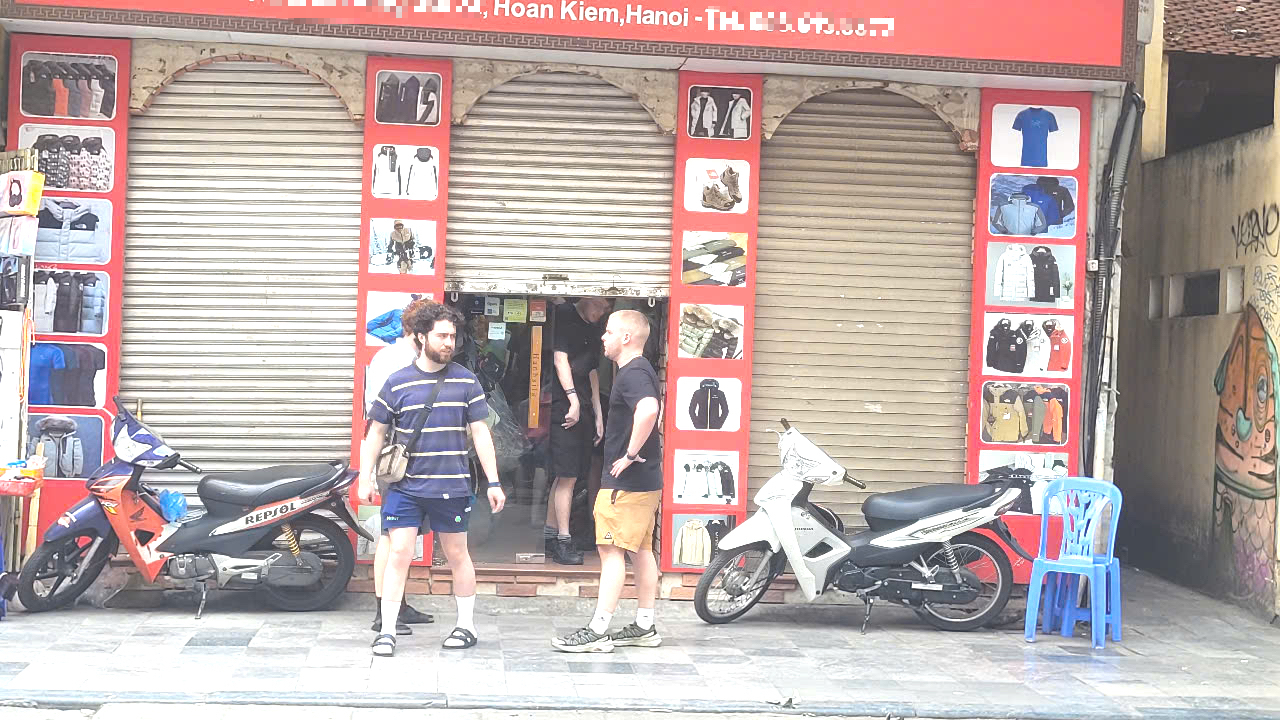 Bất ngờ với cách bán hàng "ẩn dật" tiểu thương phố cổ - Ảnh 1.